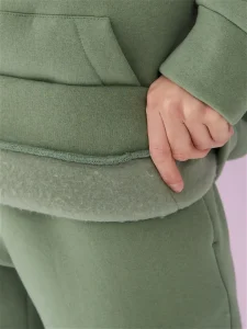 Bahan kain fleece bertekstur lembut dan hangat, cocok untuk jaket casual dan hoodie yang nyaman dipakai sehari-hari